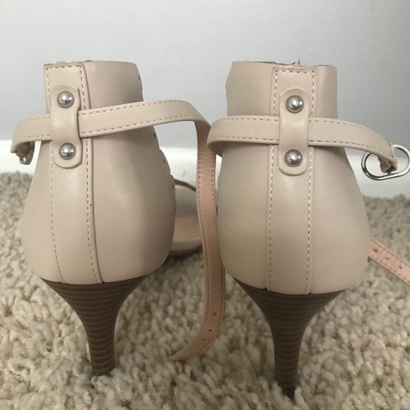 Kelly & Katie Nude Heels - Picture 3 of 4